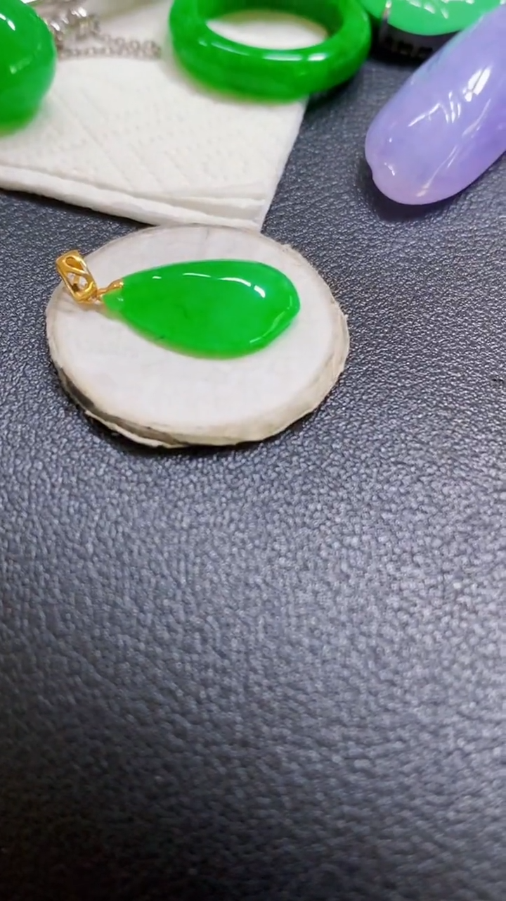 颈饰18K金镶嵌翡翠瓜