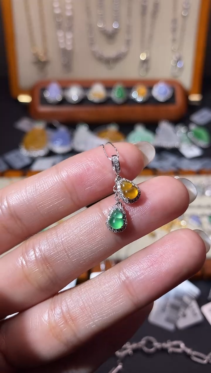 翡翠18K金镶嵌颈饰吊坠