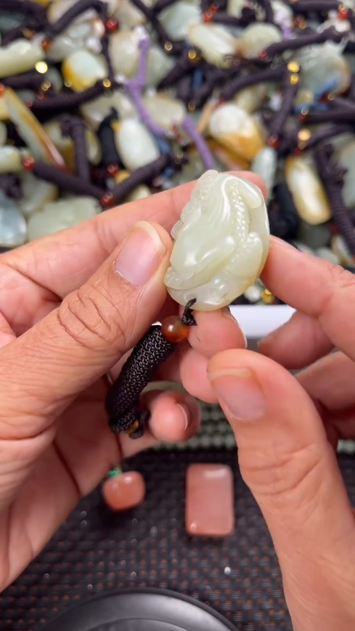 【闪购商品】和田玉颈饰未镶嵌多样性发货没有证书拍一发一有瑕