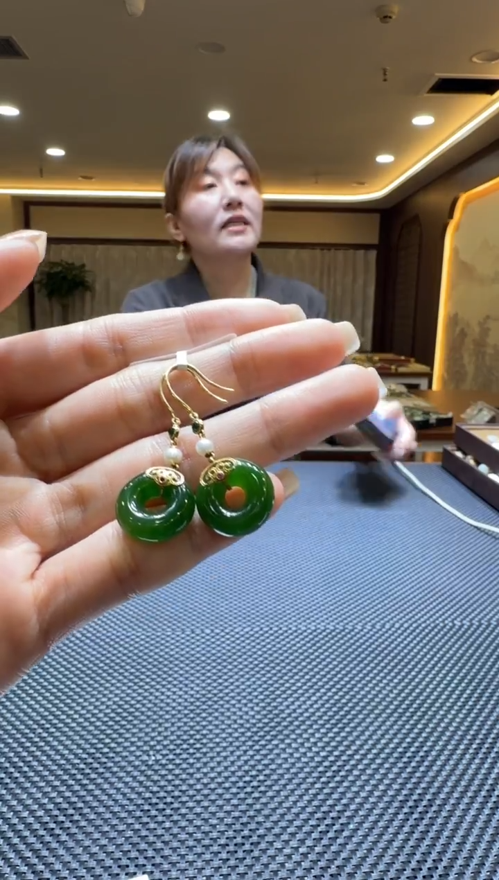 颈饰18K金镶嵌和田玉耳饰一对