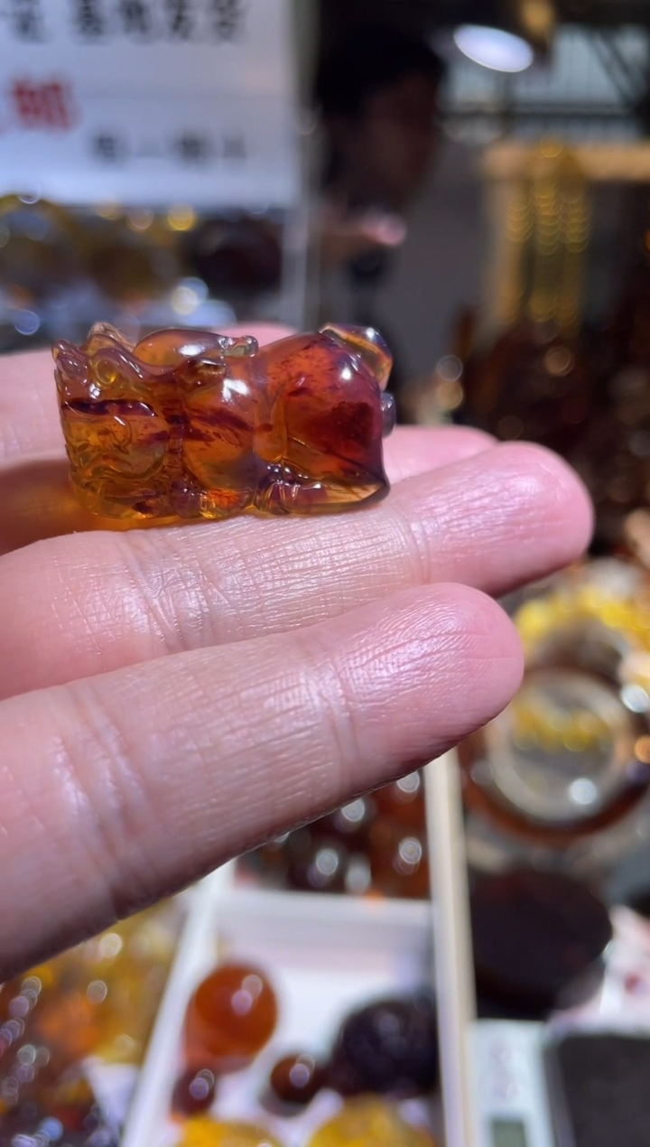 未镶嵌琥珀裸石红蜜貔貅