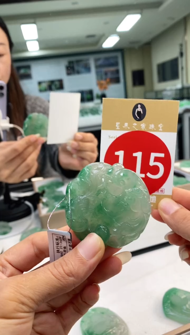 颈饰未镶嵌石英质玉锦鲤+115