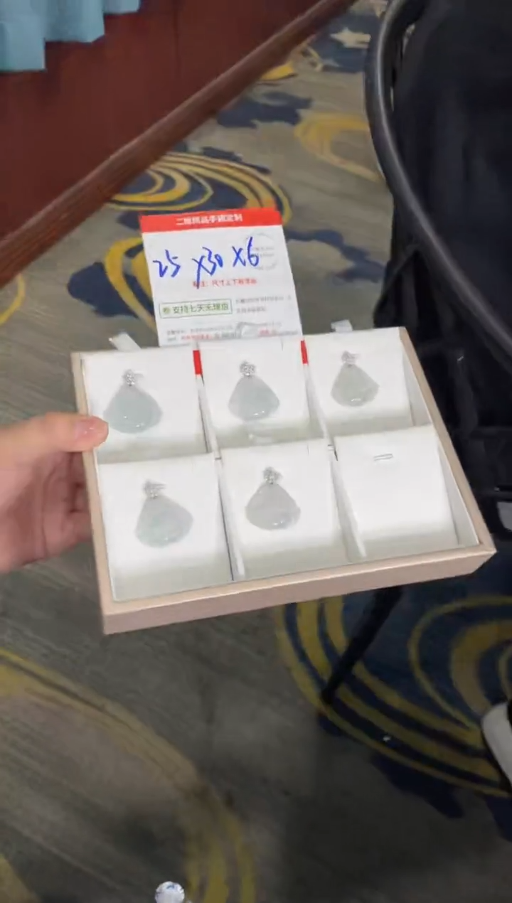 颈饰18K金镶嵌翡翠佛公FL18配绳/多样性发其一CP