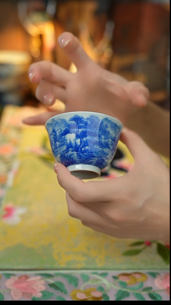 景德镇手工手绘青花山水主人杯