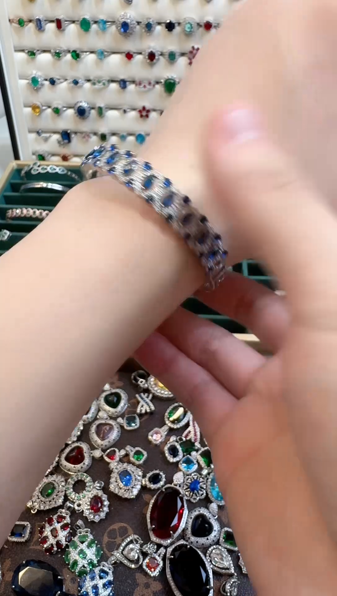 手镯蓝宝石未镶嵌蓝宝石手镯