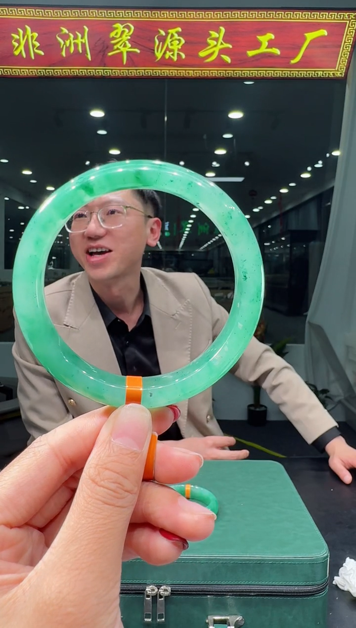 【闪购商品】石英质玉手镯未镶嵌天然A货 非洲翠 手镯（单品）