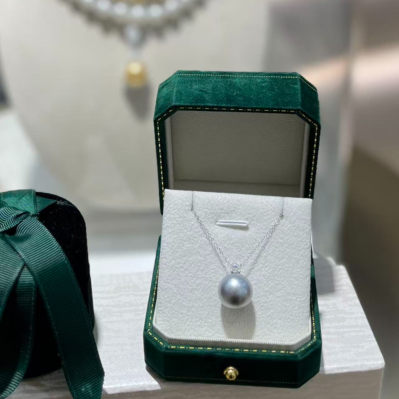 【珍珠皇后】超大点位18K金钻石海水大溪地黑珍珠吊坠微瑕（14-15mm）