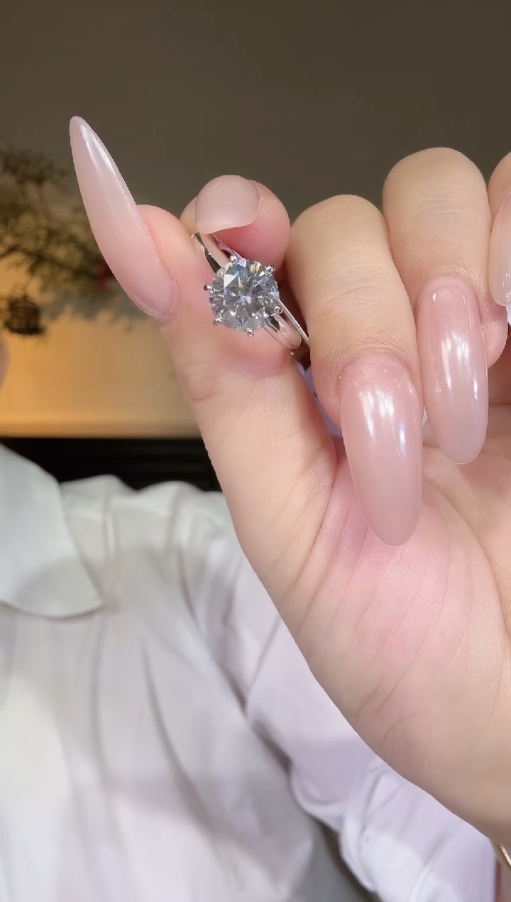 18K金镶嵌实验室培育钻石闵*莹2克拉六爪戒指