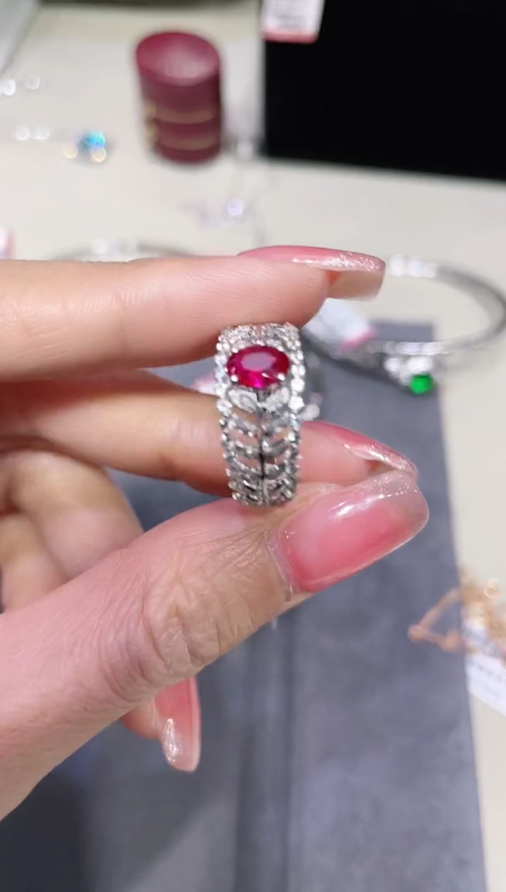 18K金镶嵌天然红宝石戒指