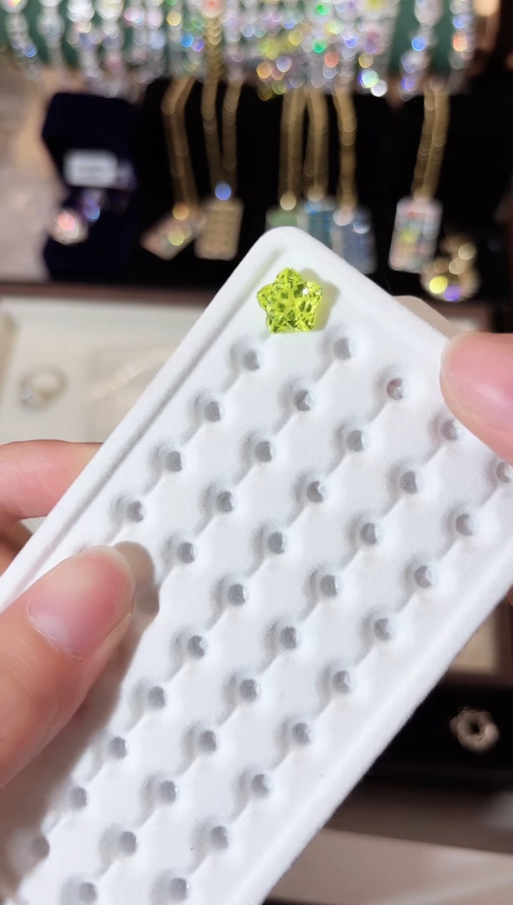 无合成立方氧化锆10*10紫荆花裸石苹果绿一颗，默认微瑕不售后