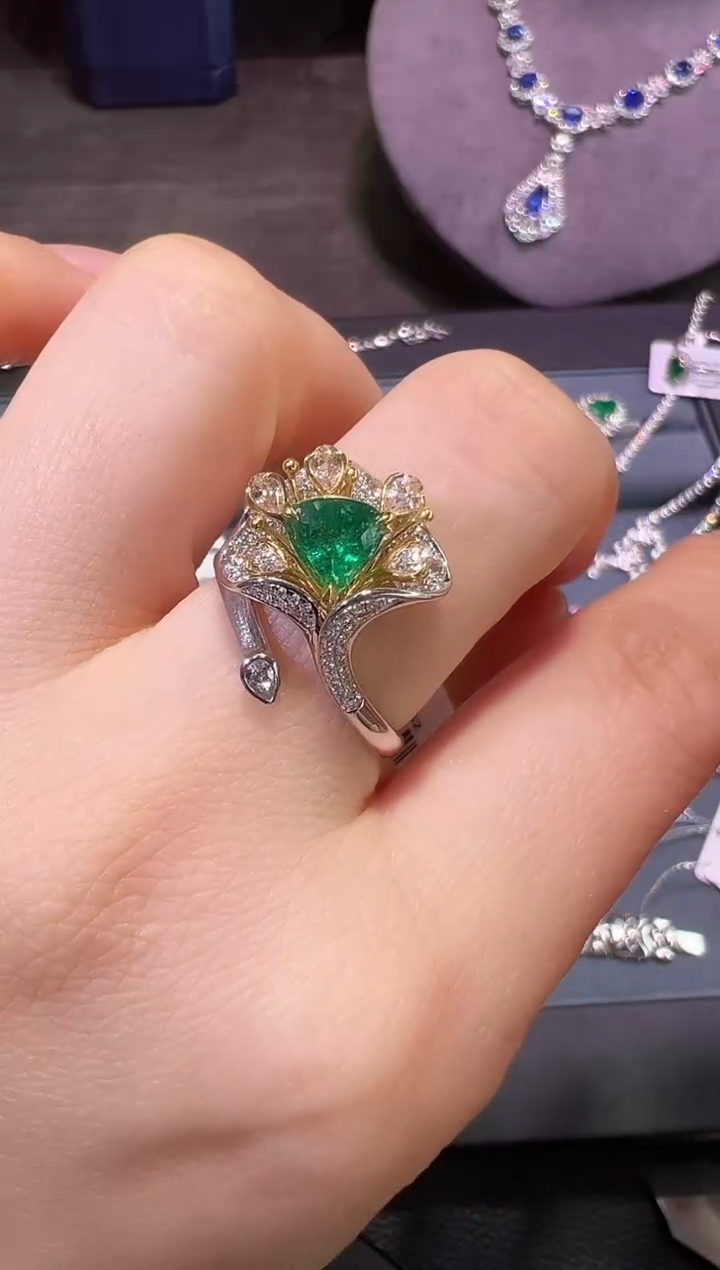 戒指18K金镶嵌祖母绿     