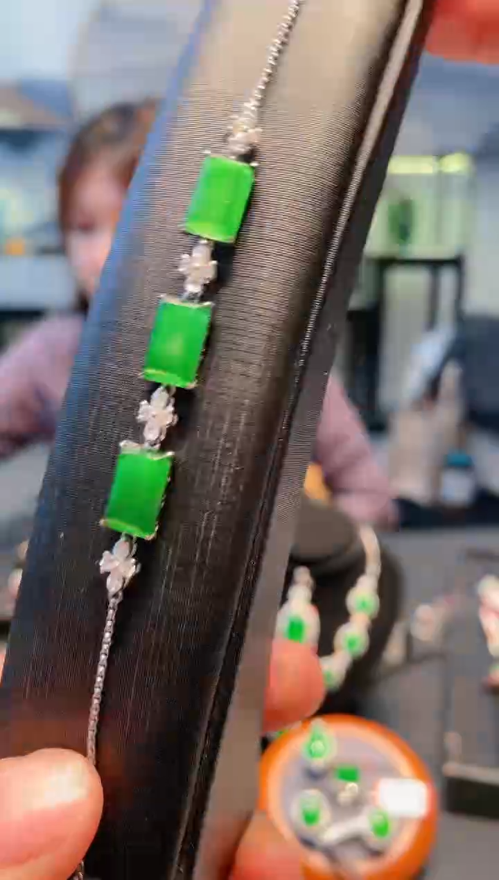 【闪购商品】翡翠颈饰18K金镶嵌A76手链