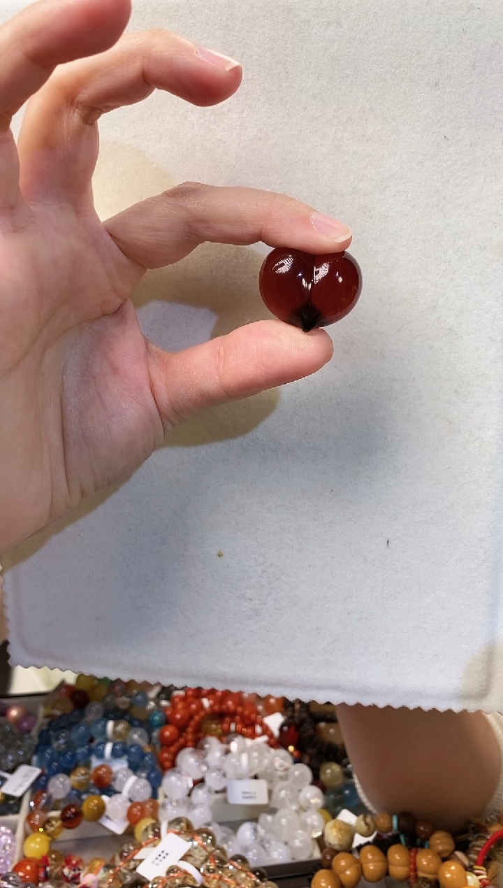 琥珀颈饰未镶嵌开**丁血珀屁桃心心吊坠