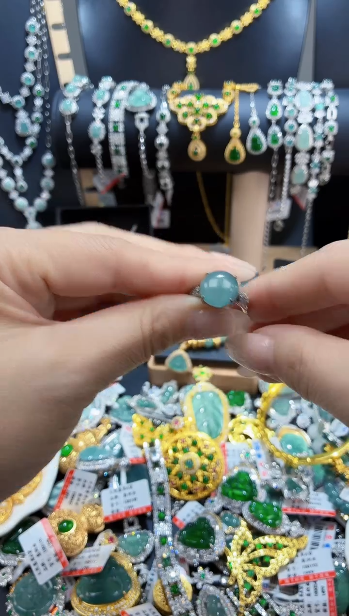 翡翠未镶嵌颈饰天然翡翠A货多样性发其一