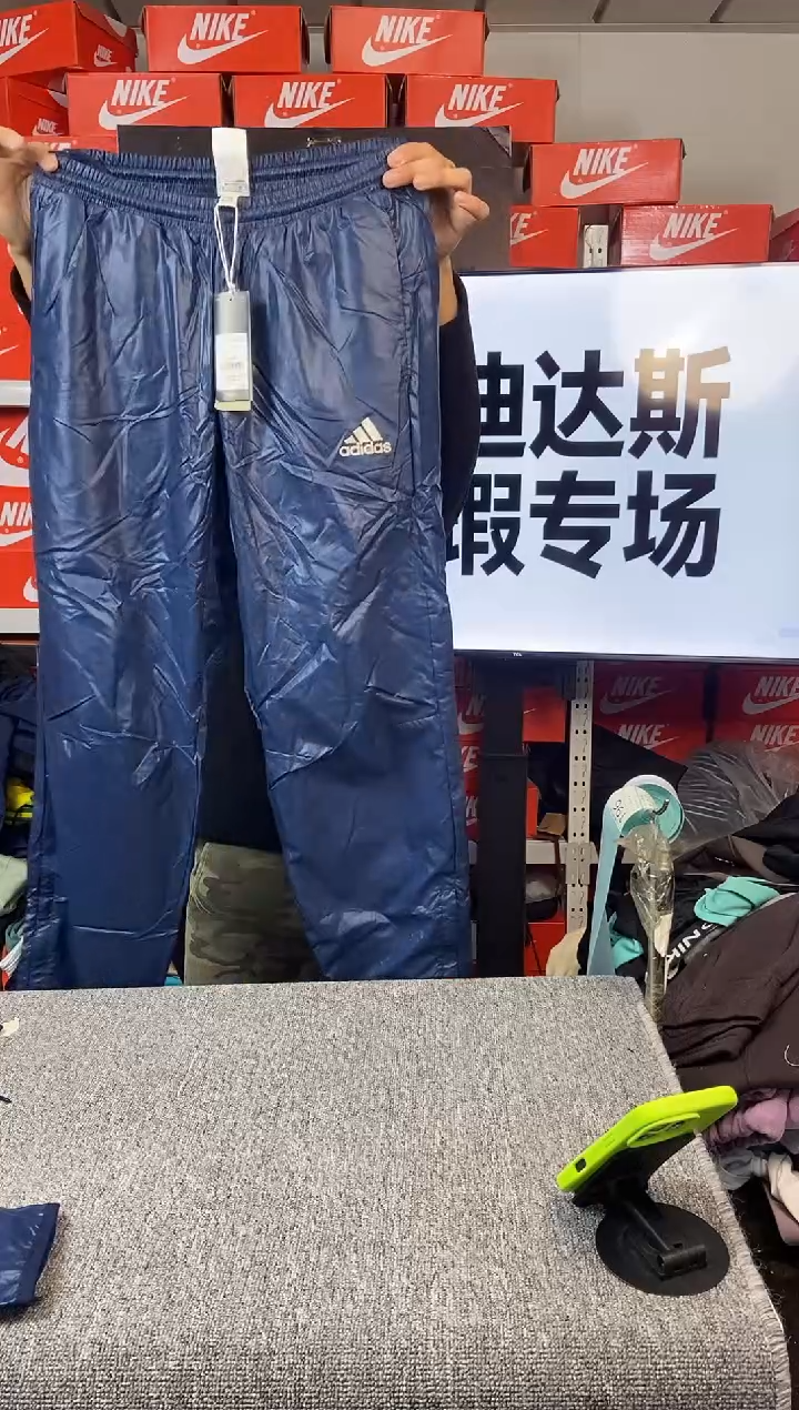 196编码 阿迪达斯 全新微瑕 尺码165 直播间过款为准