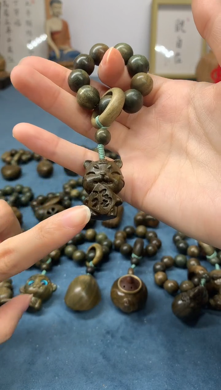 【闪购商品】维腊木（绿檀）把件小福虎 盘玩件