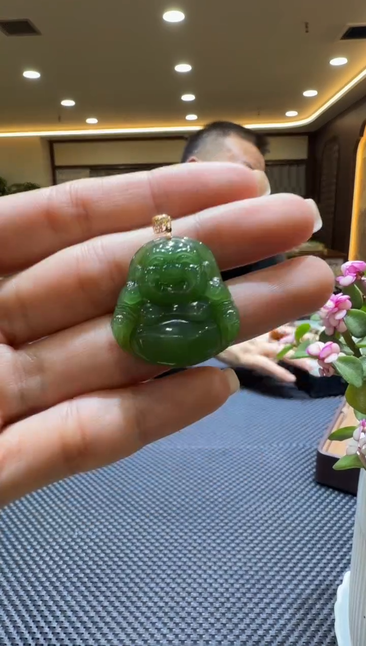 颈饰18K金镶嵌和田玉挂件