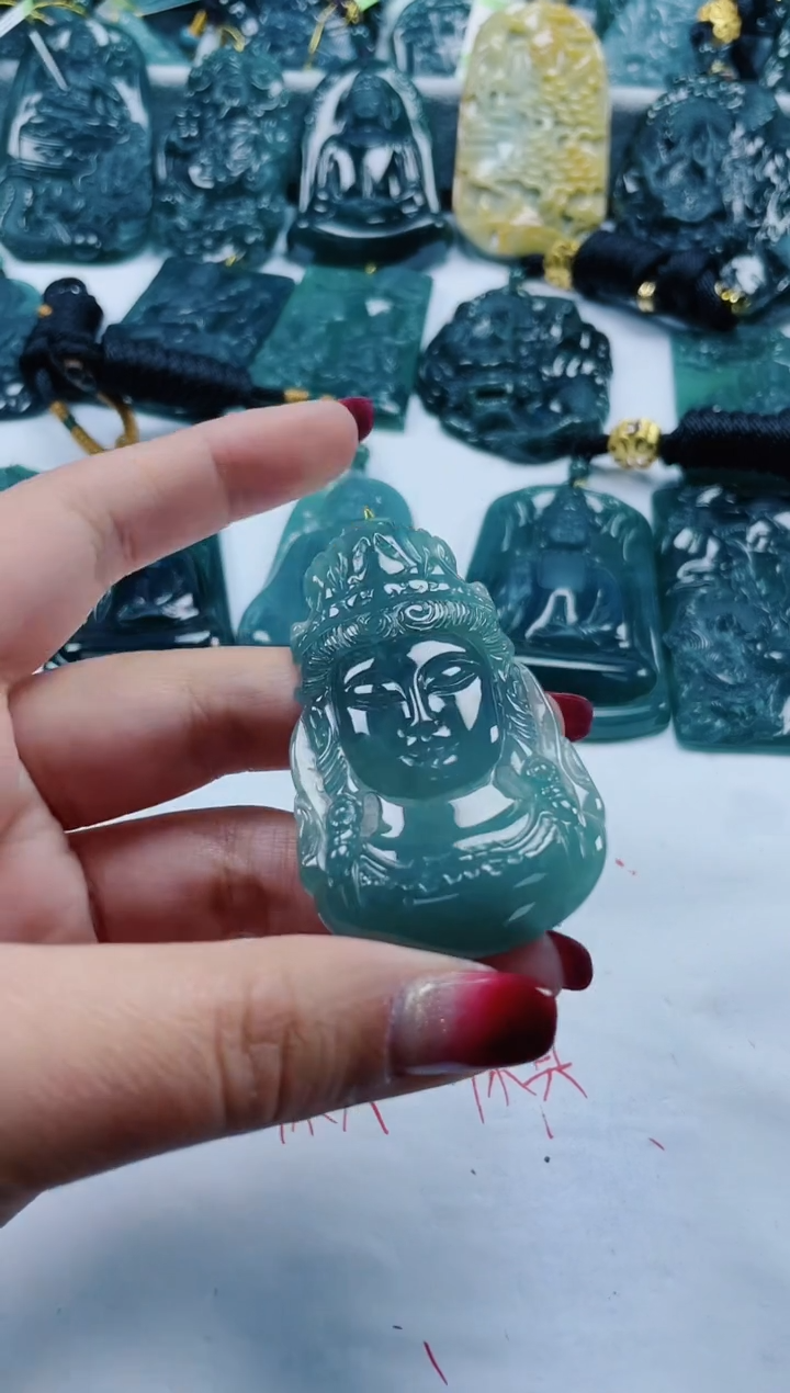 【闪购商品】翡翠颈饰未镶嵌         