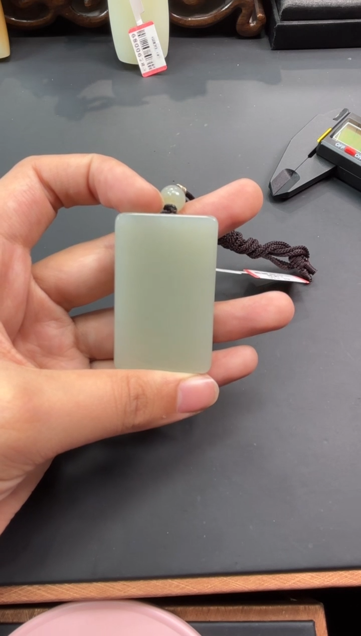 【闪购商品】和田玉吊坠(赠链)未镶嵌且末微色差近矿吊坠