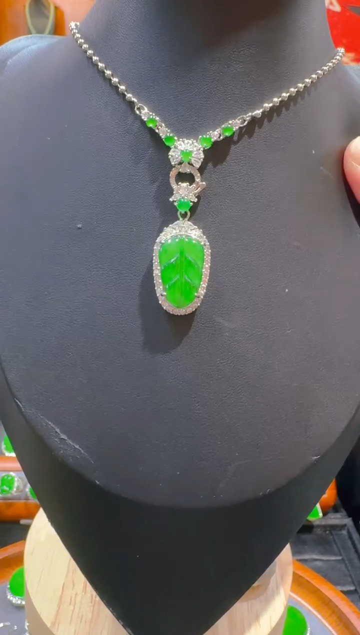 【闪购商品】翡翠吊坠(赠链)未镶嵌天然A货翡翠