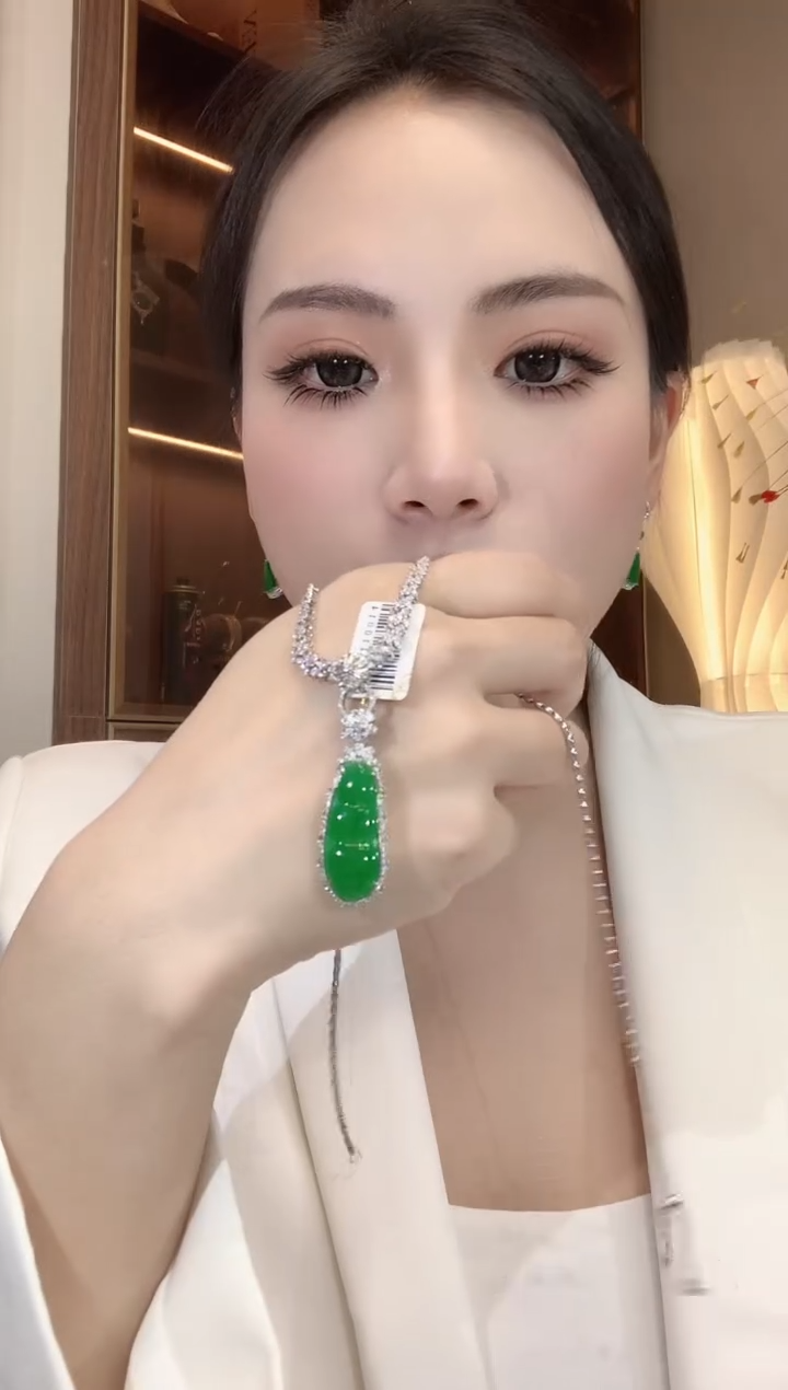 【闪购商品】翡翠吊坠(不含链)18K金镶嵌C71