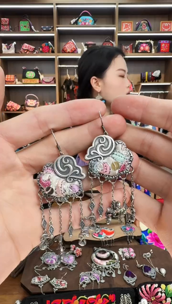 【闪购商品】织绣191蒙阿苏苗绣传承