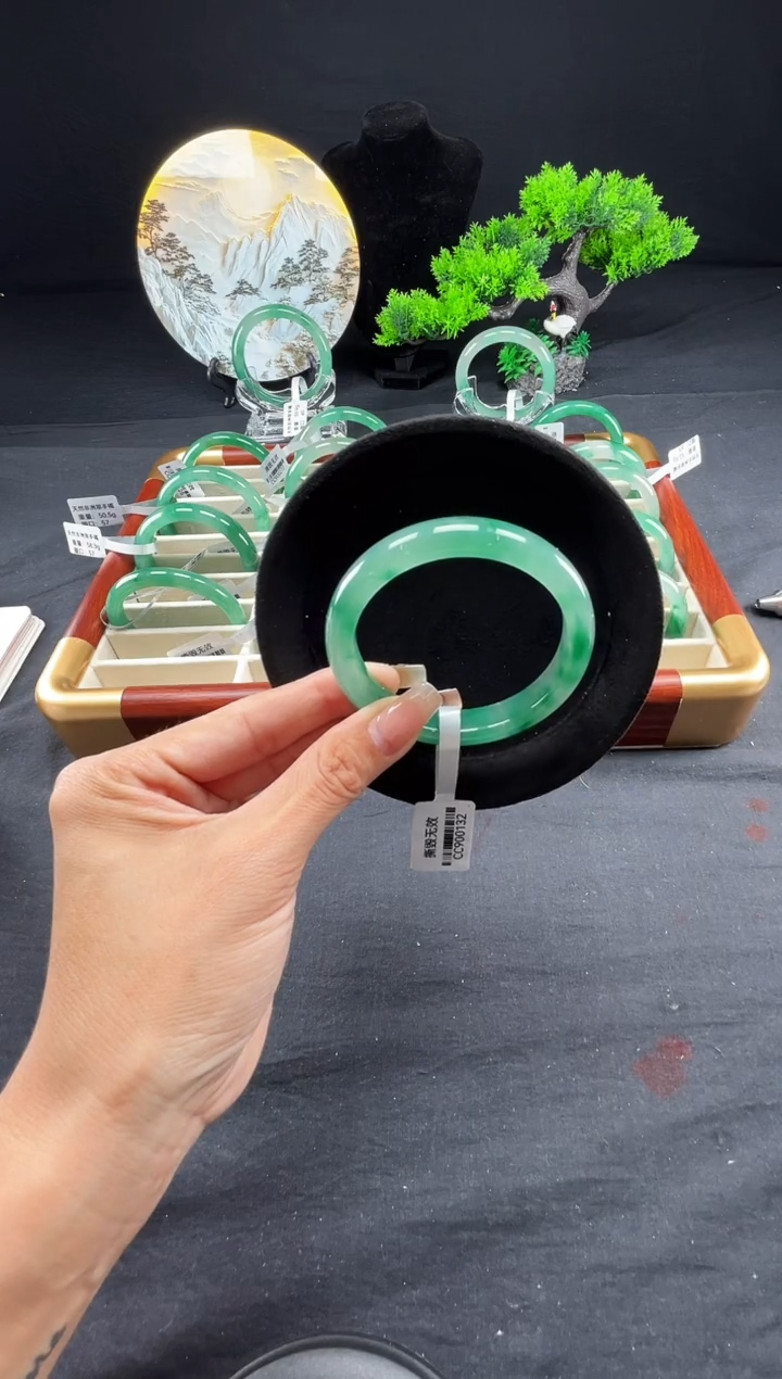 未镶嵌手镯石英质玉（非洲翠）手镯