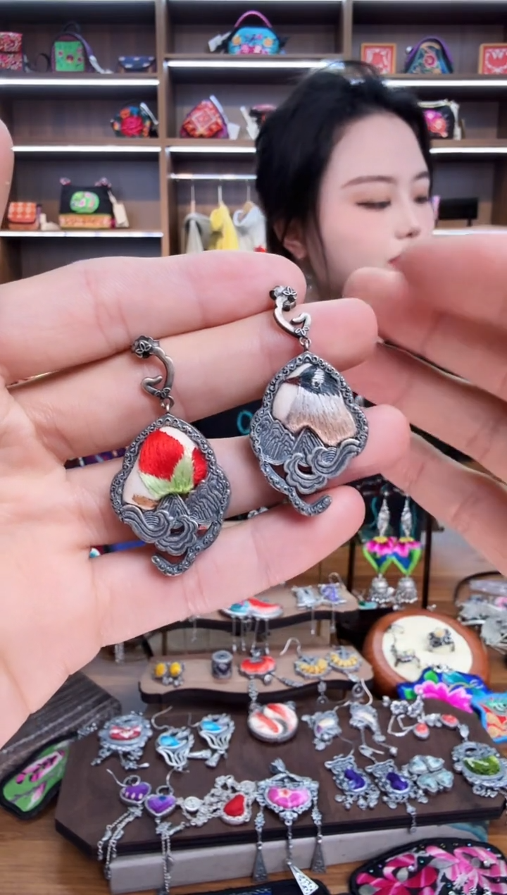 【闪购商品】织绣162蒙阿苏苗绣传承