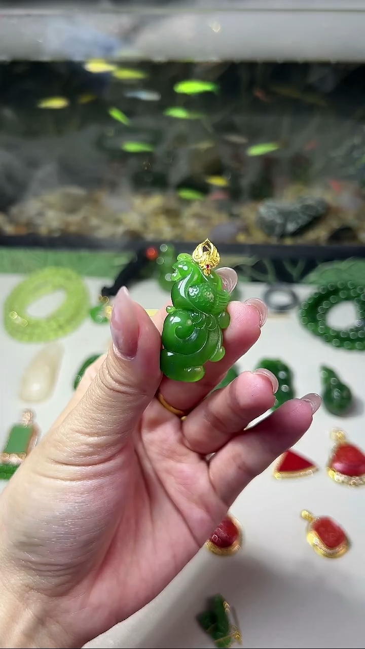 和田玉未镶嵌吊坠(不含链)俄料碧玉冰阳绿微猫