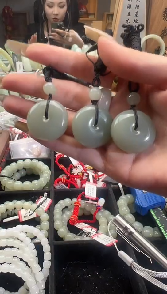 【闪购商品】和田玉吊坠(赠链)未镶嵌且末料青白玉平安扣发其一