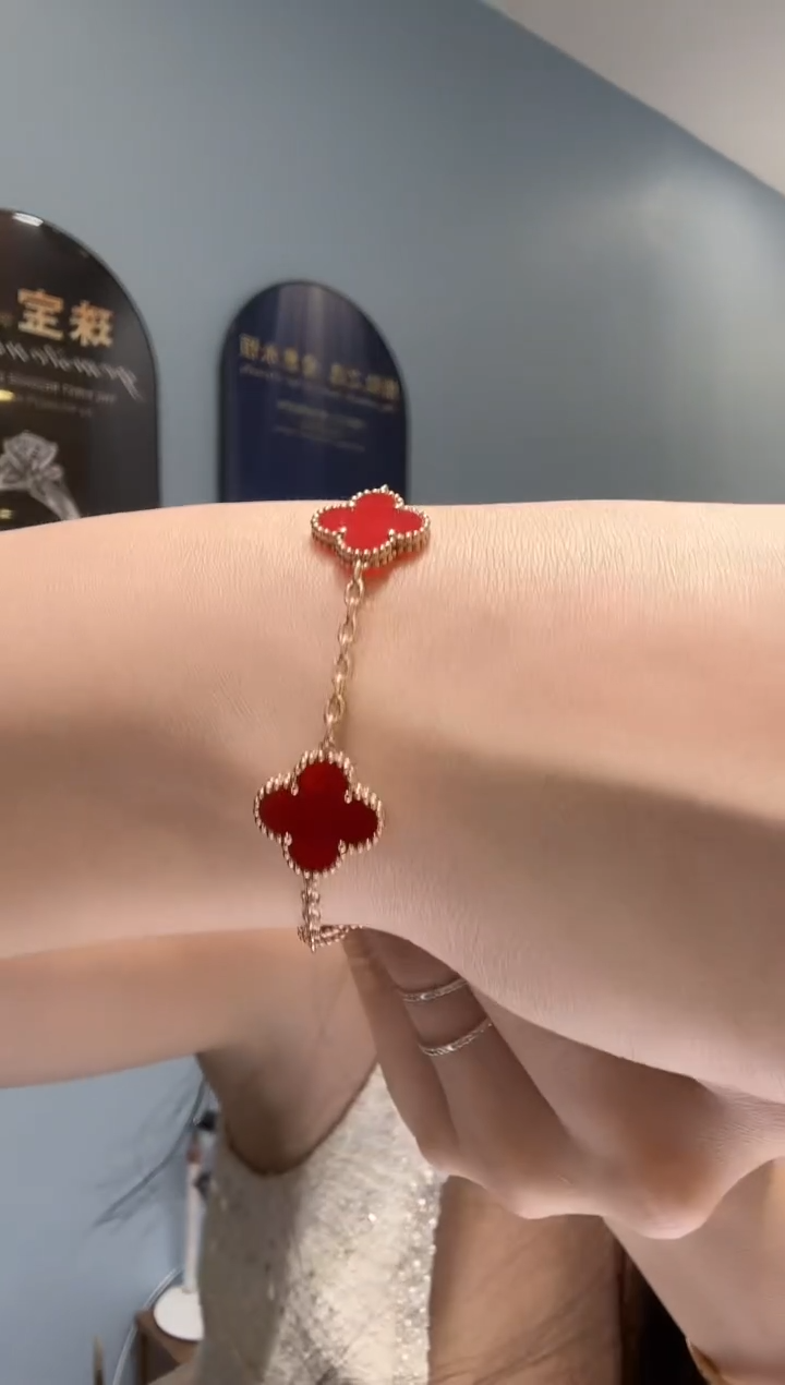 【闪购商品】石英质玉/18K金镶嵌枚色5花手链