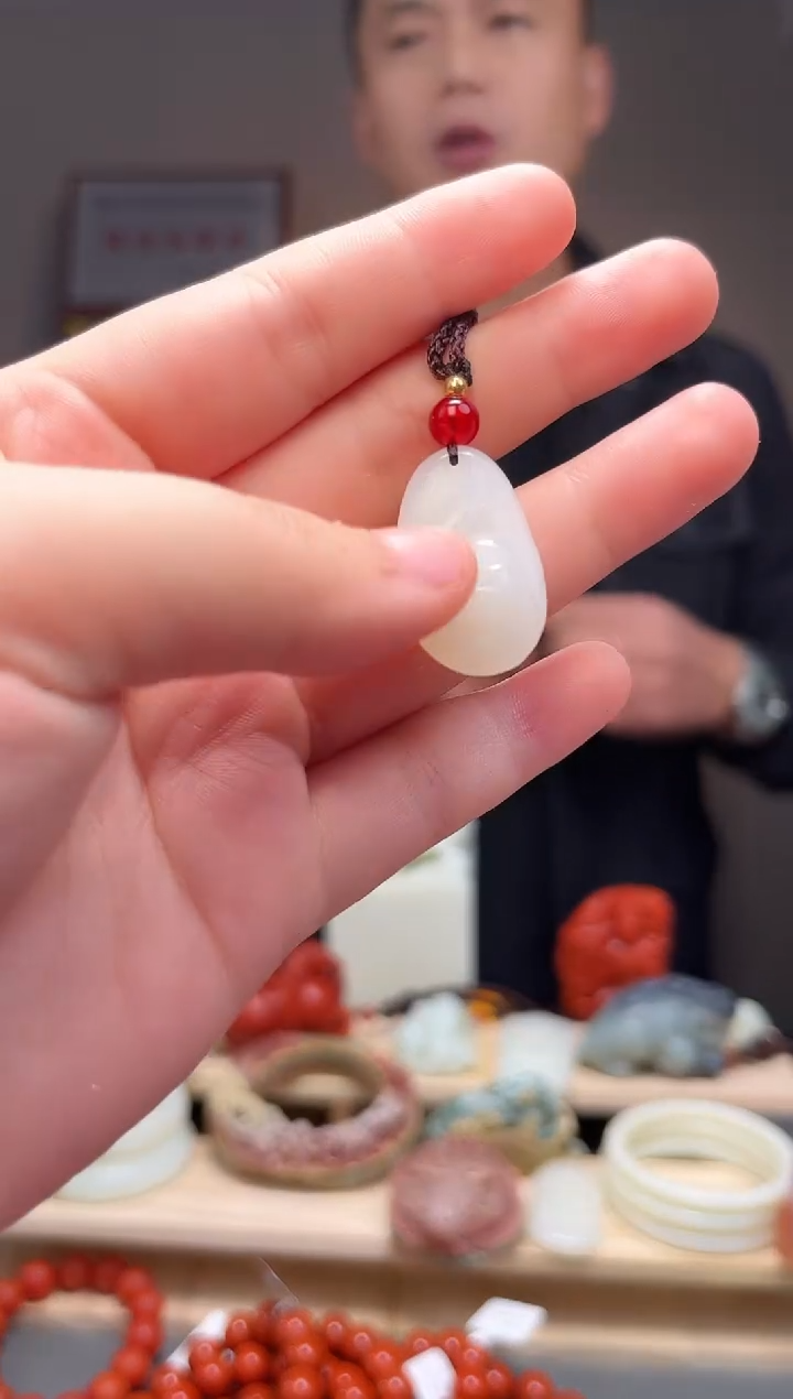 颈饰未镶嵌和田玉吊坠