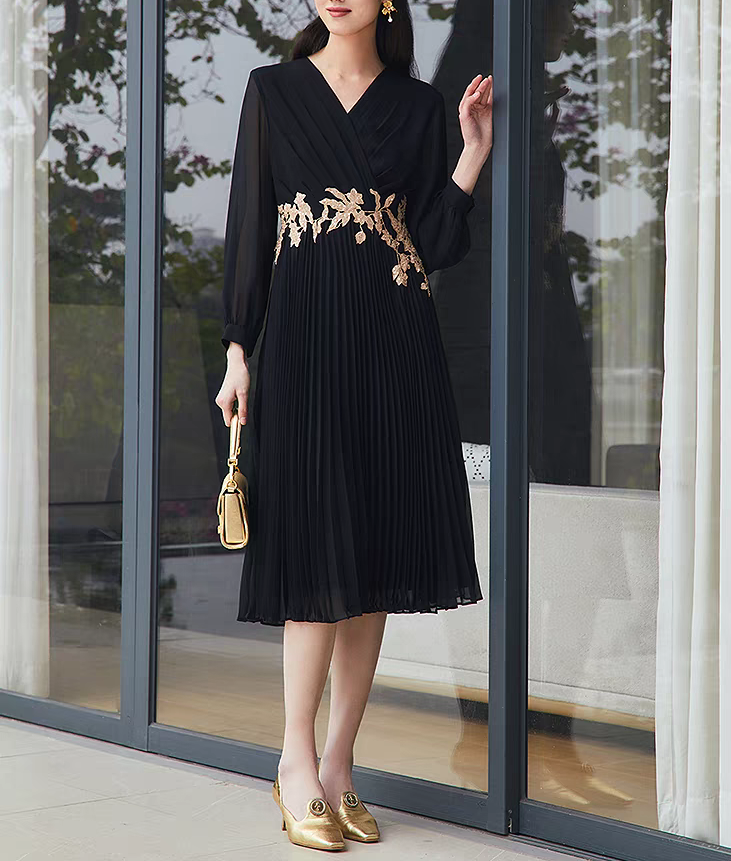 歌家2025夏季新款专选重工刺绣月光裙百褶连衣裙GZG006