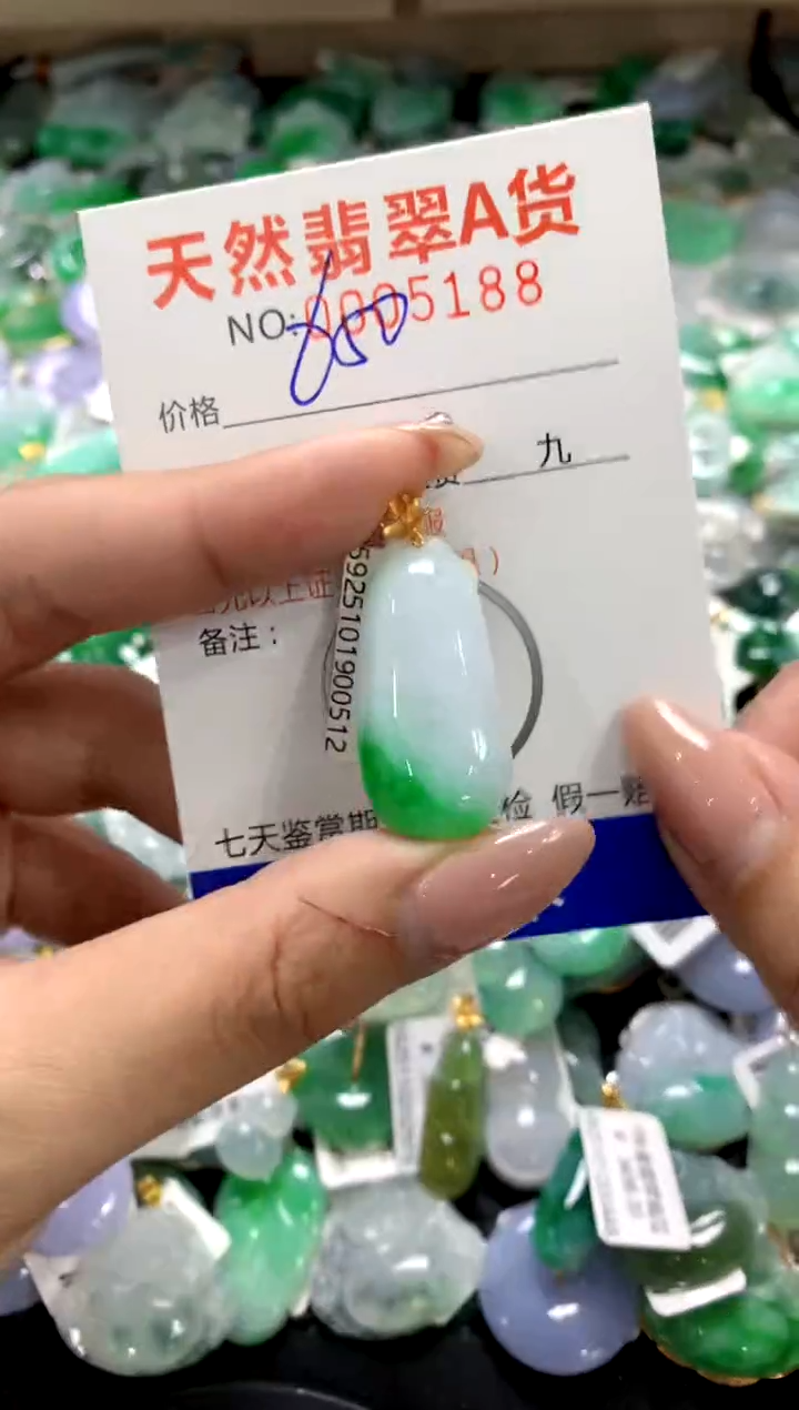 颈饰18K金镶嵌翡翠1111111111111111