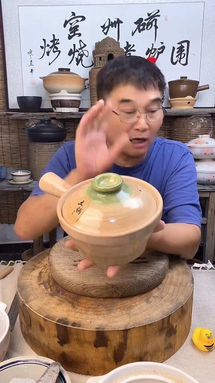 土陶粉色限定单柄砂锅（口径18cm)