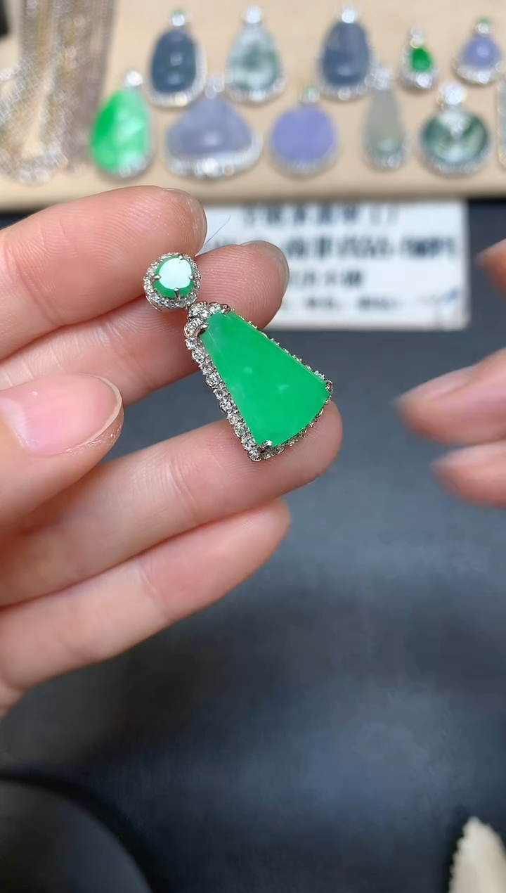 【闪购商品】翡翠吊坠(不含链)18K金镶嵌无事牌【无服务费