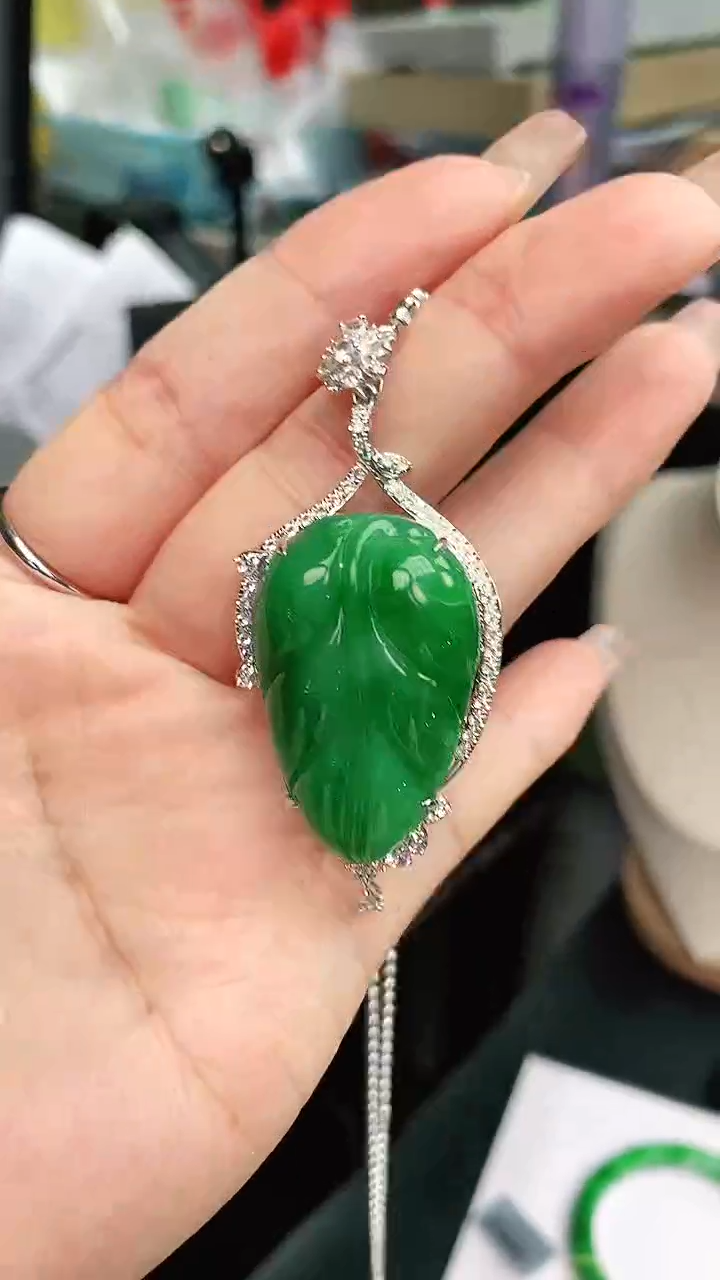 颈饰18K金镶嵌翡翠赠礼盒证书