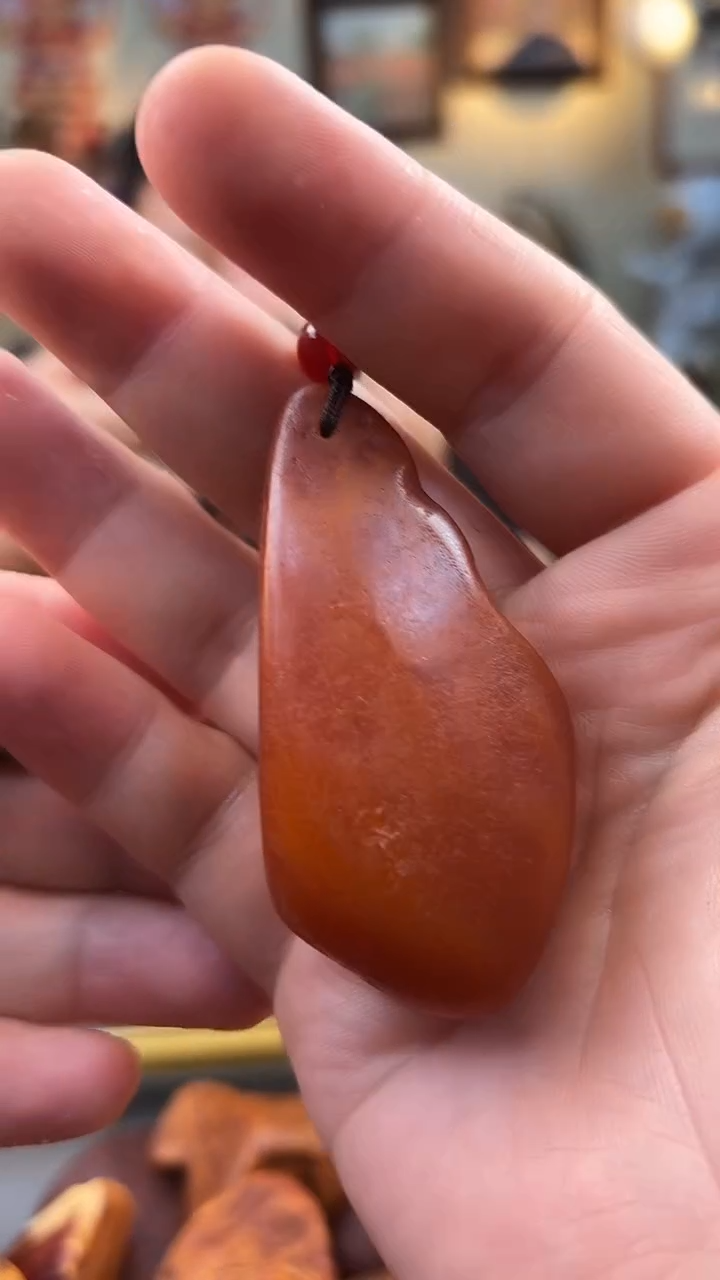 未镶嵌颈饰琥珀挂件