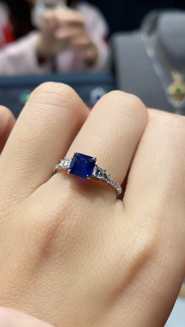 【闪购商品】蓝宝石戒指18K金镶嵌1.52克拉/皇家蓝