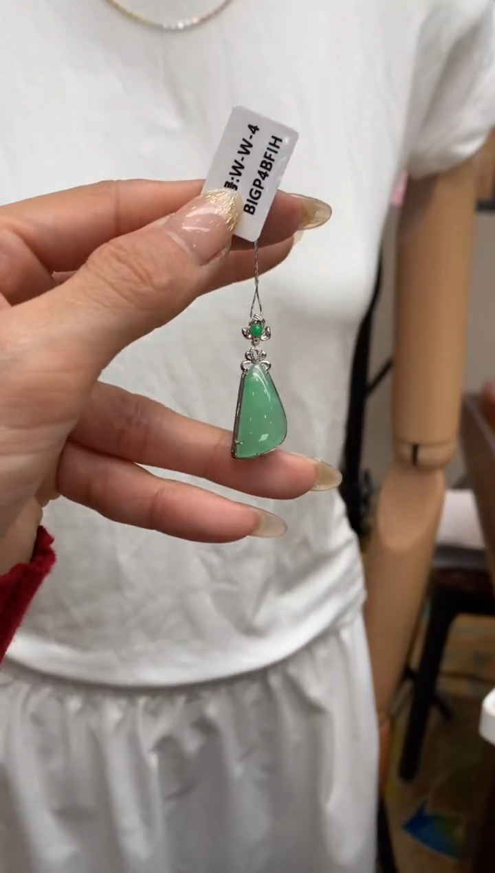 【闪购商品】翡翠颈饰18K金镶嵌随形