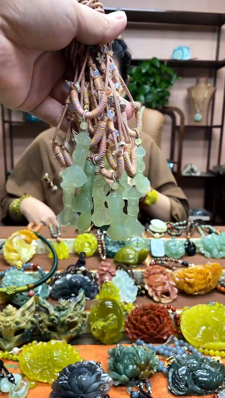 未镶嵌岫玉吊坠多样性发货发其中之一