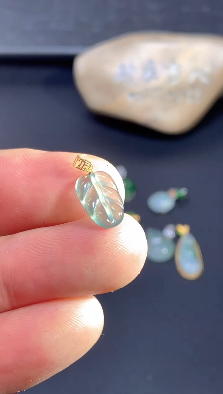 颈饰18K金镶嵌翡翠        