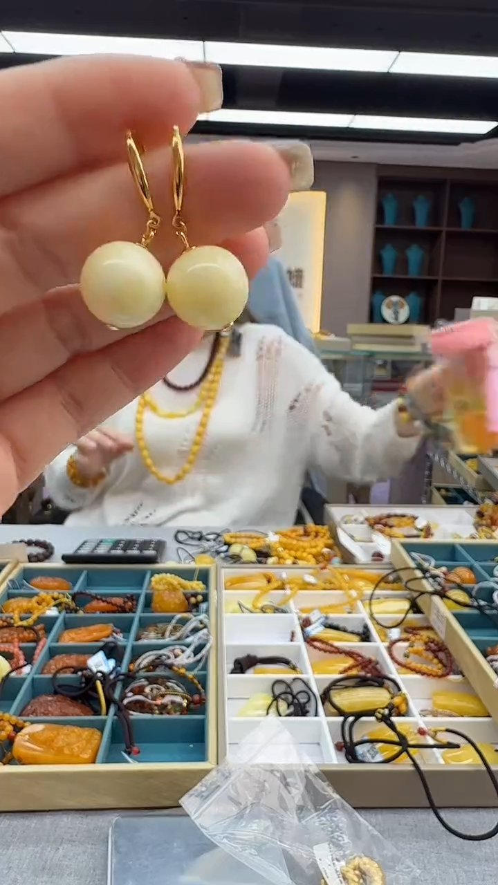 琥珀未镶嵌耳饰182秒拍号 假一罚三 