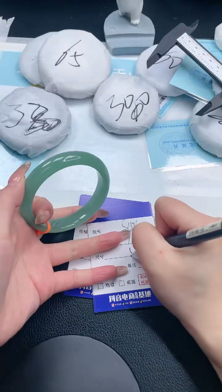 【闪购商品】石英质玉手镯未镶嵌7S154-59