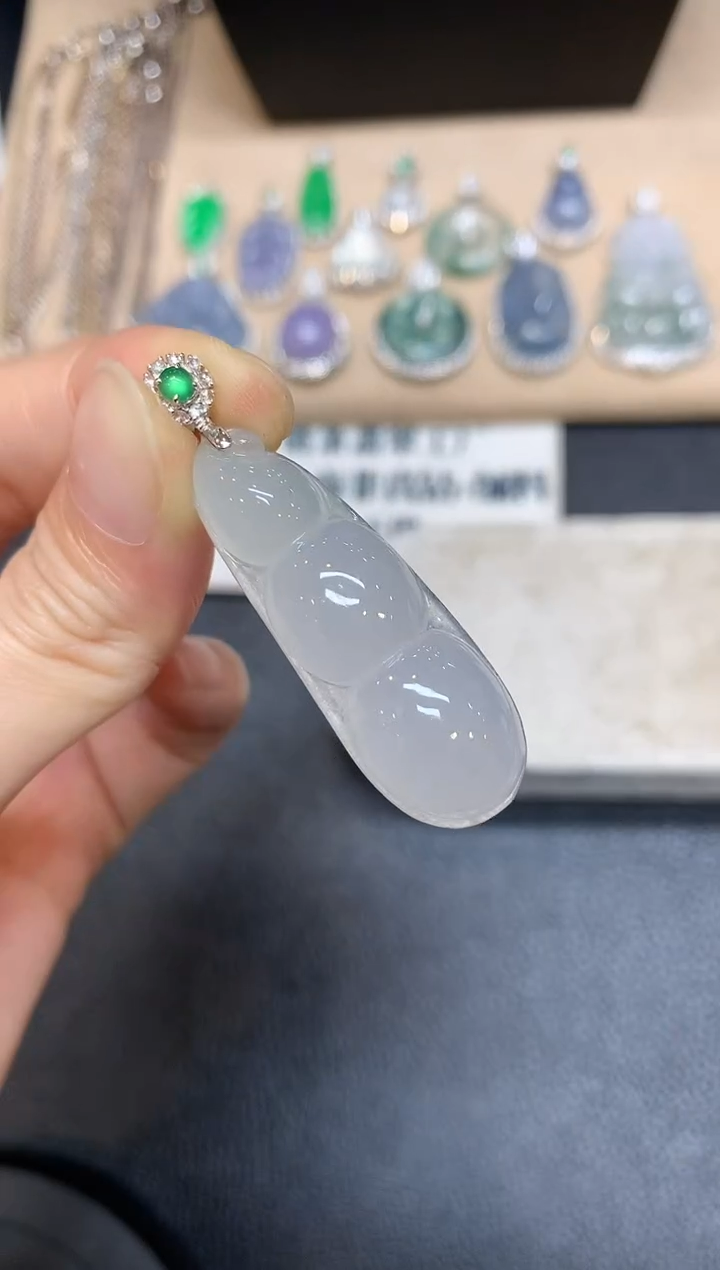 【闪购商品】翡翠颈饰18K金镶嵌福豆【无服务费