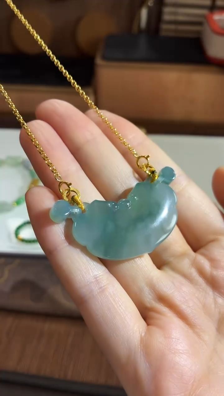 颈饰18K金镶嵌翡翠颈饰