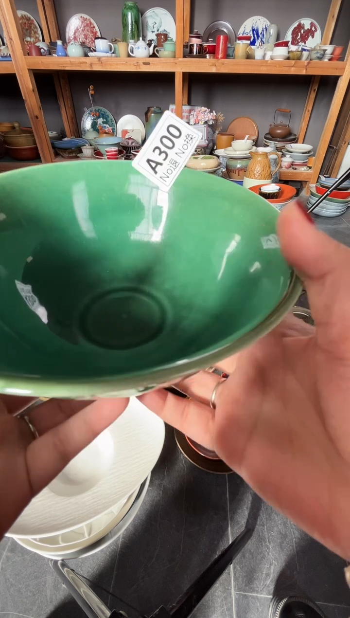 瓷片A****Ea300绿色格格面碗微瑕