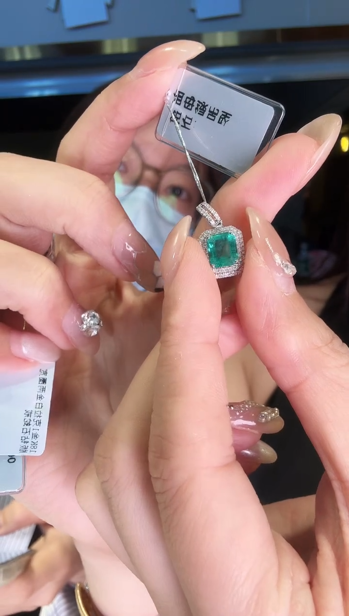 18K金镶嵌吊坠（不含链）祖母绿1.1ct