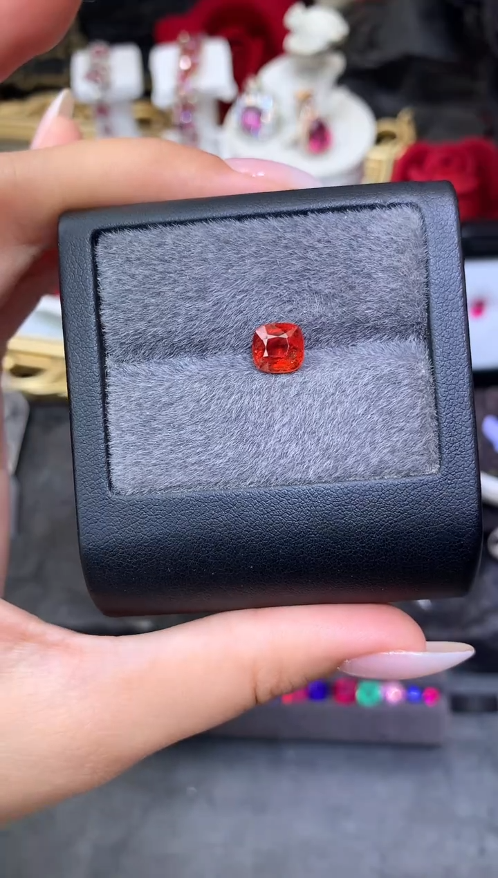 未镶嵌裸石定制尖晶石枕型 火焰橙红色调 2.20ct