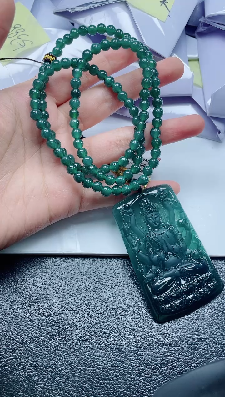 翡翠未镶嵌颈饰    一套